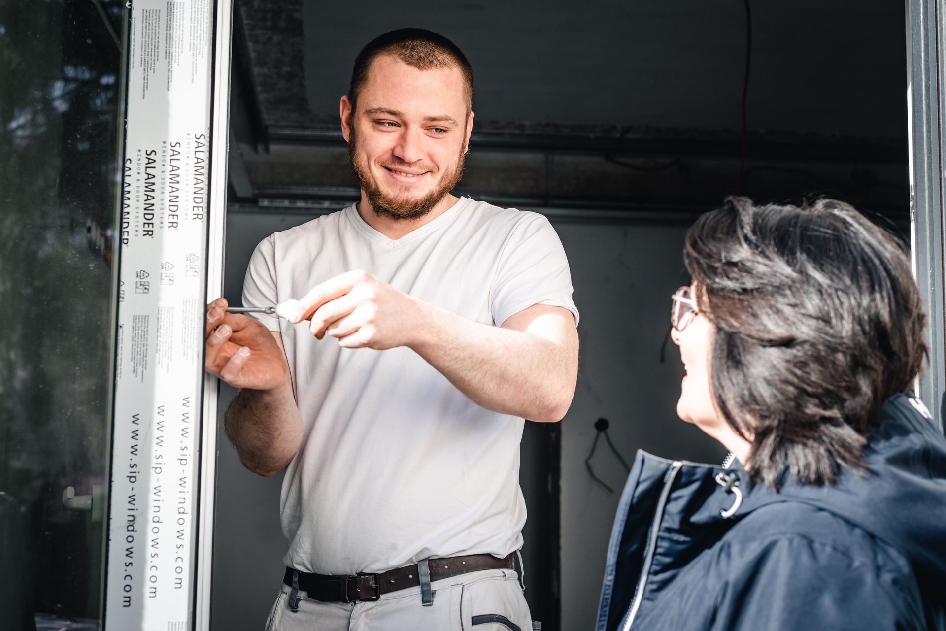 Der Einbau von Fenstern wird fachgerecht von erfahrenen Handwerkern durchgeführt.