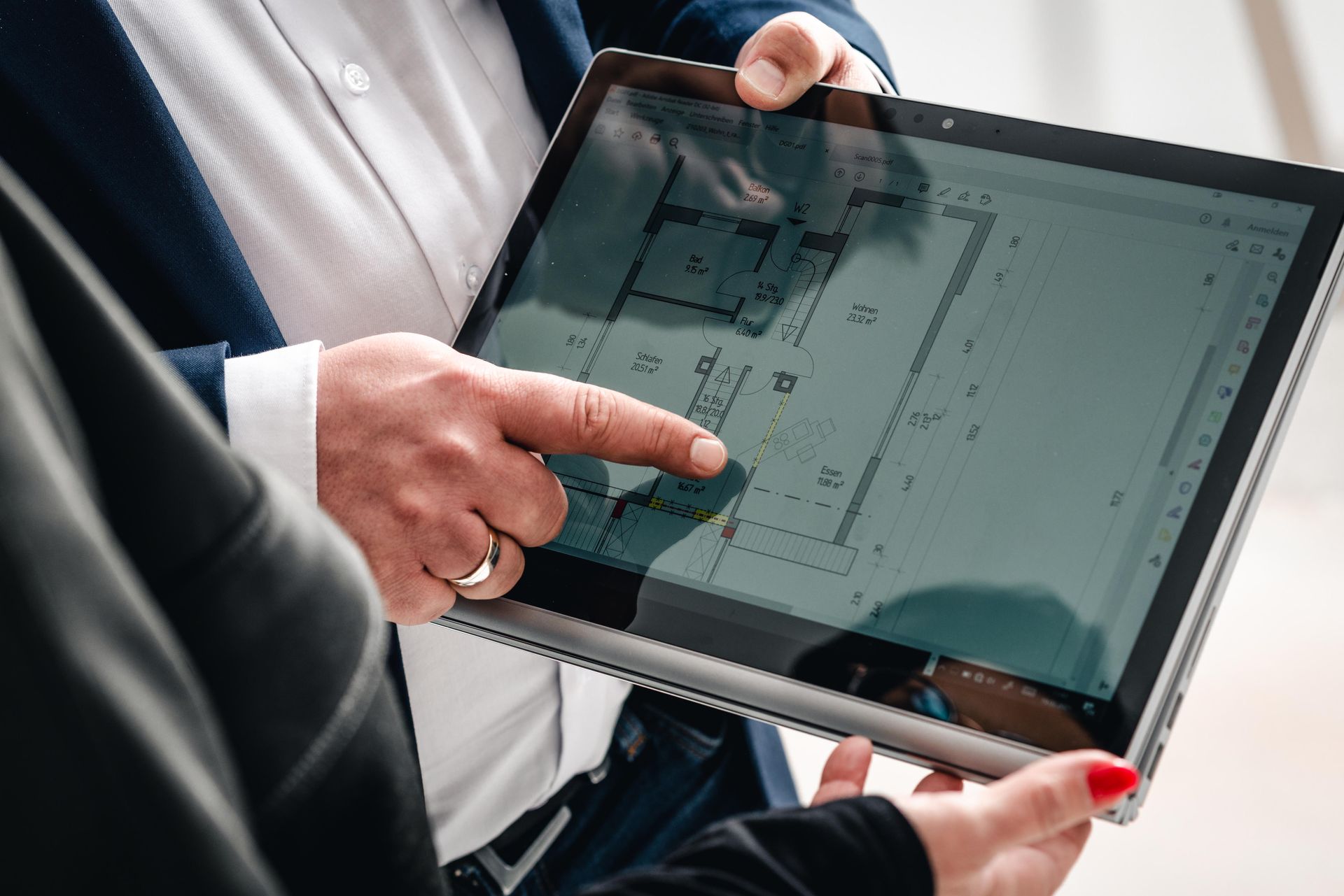 Ein erfahrener Fliesenleger legt Fliesen in einem Bad in Witten