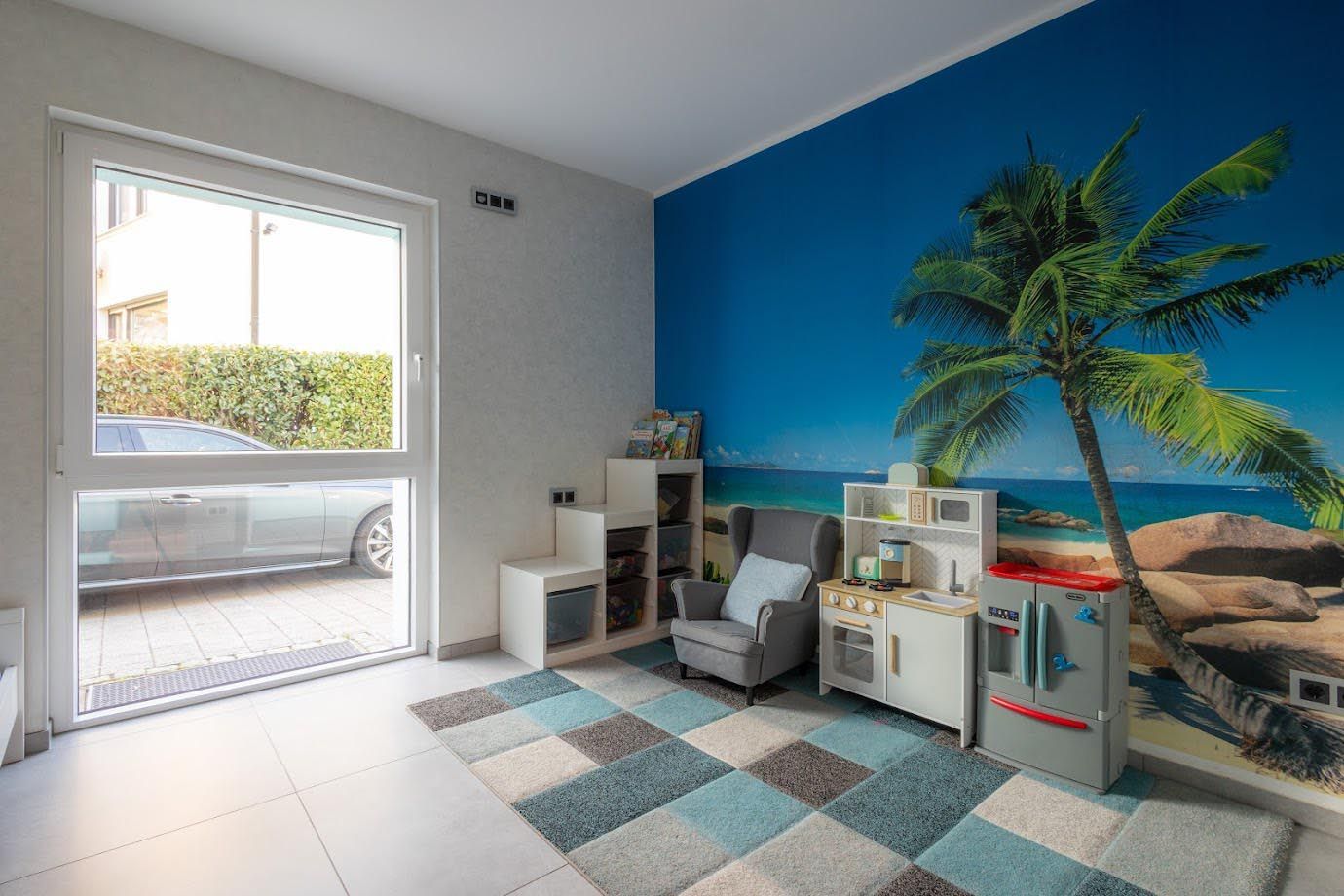 Ein erfahrener Fliesenleger legt Fliesen in einem Bad in Witten.