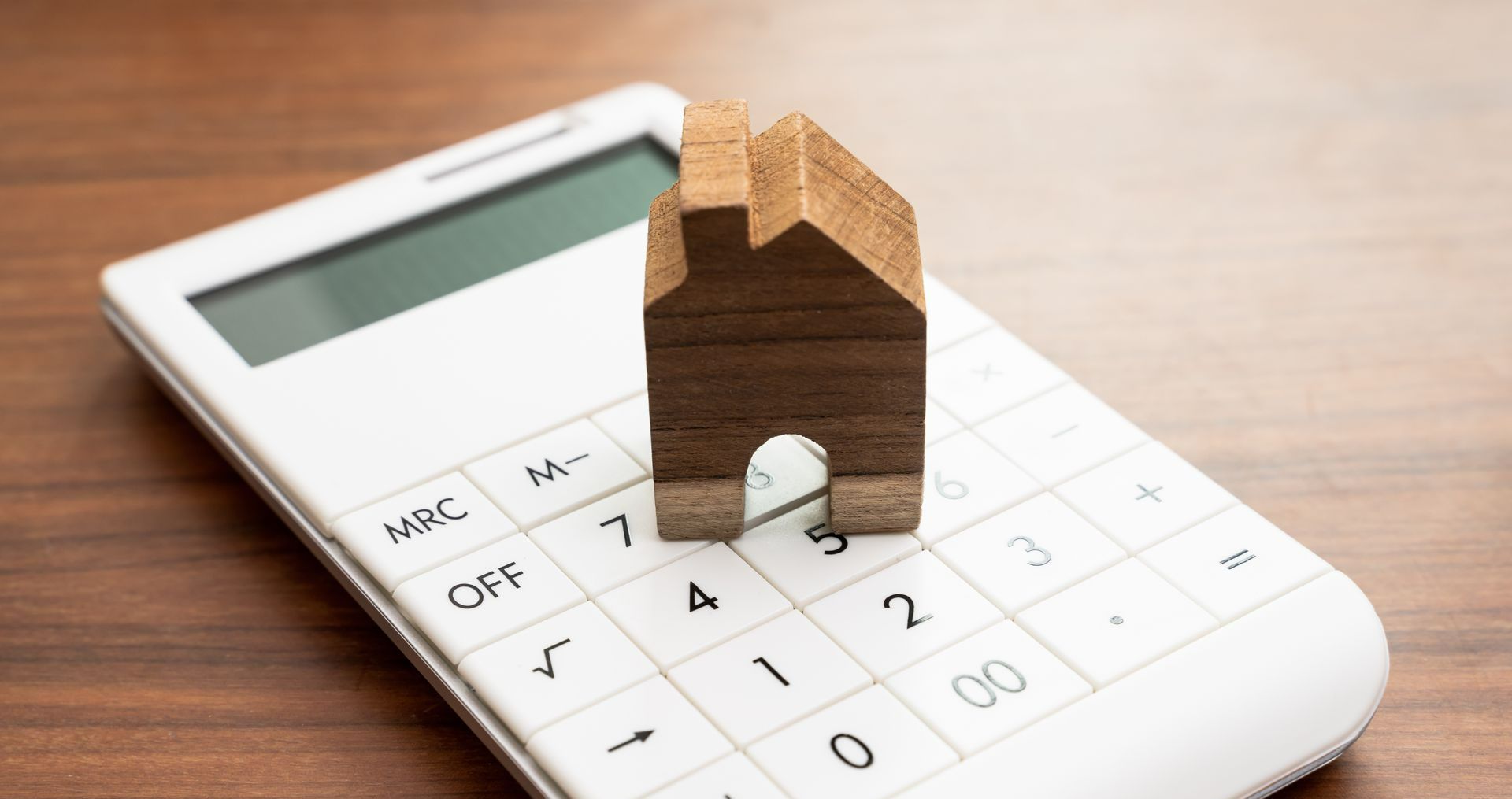 Petite maison en bois sur une calculette