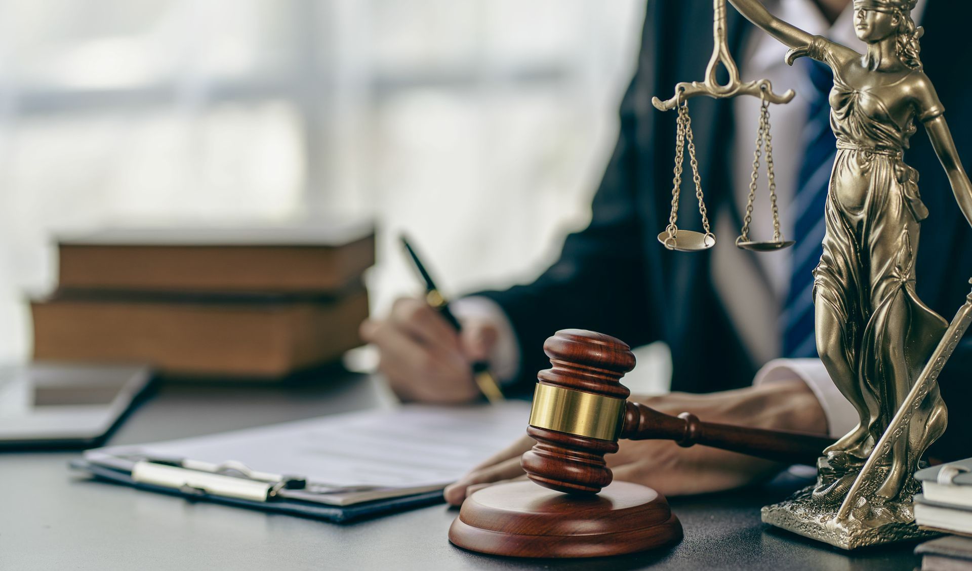 Marteau de juge et bloc-notes posés sur un bureau