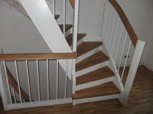Holztreppe mit weißem Geländer und hellbraunen Stufen.