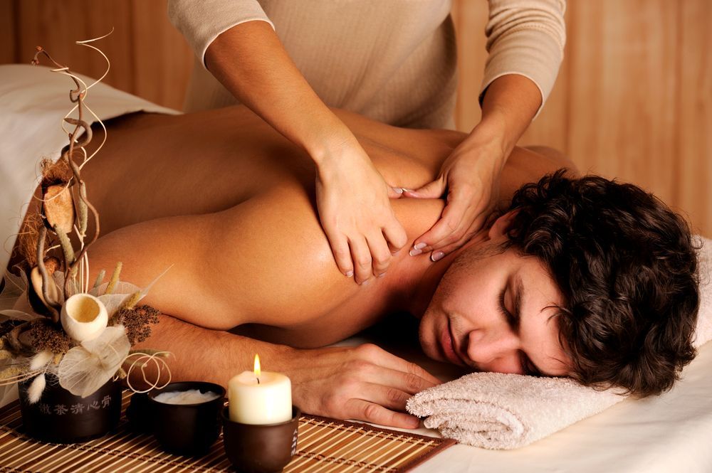 Une femme se fait masser dans un spa.