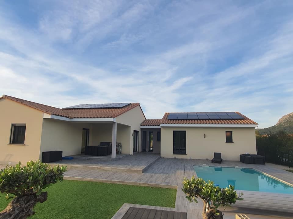 Maison de plain-pied avec panneaux solaires