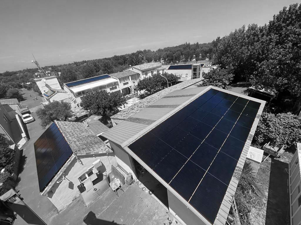 Panneaux sur une grande toiture inclinée