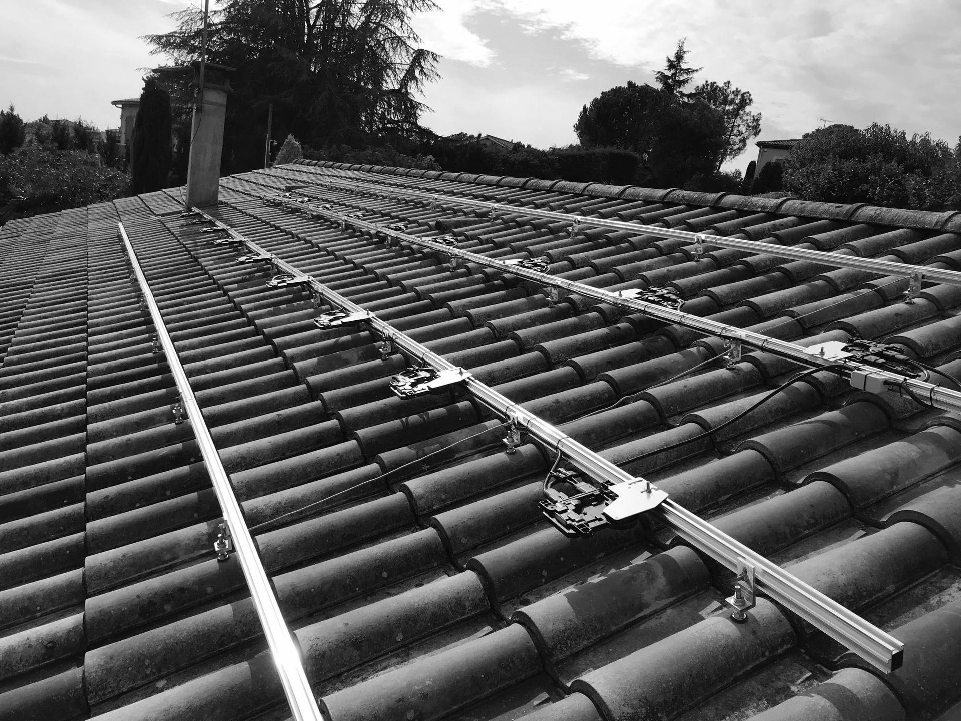 Toiture avec rails avant la pose des panneaux