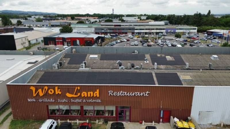 Panneaux sur la toiture d'un restaurant