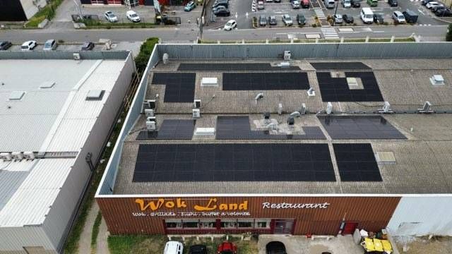 Panneaux sur le toit d'un restaurant