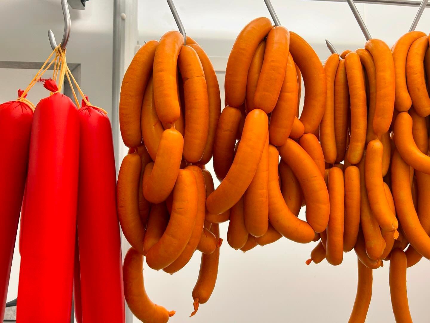 Plusieurs saucisses.