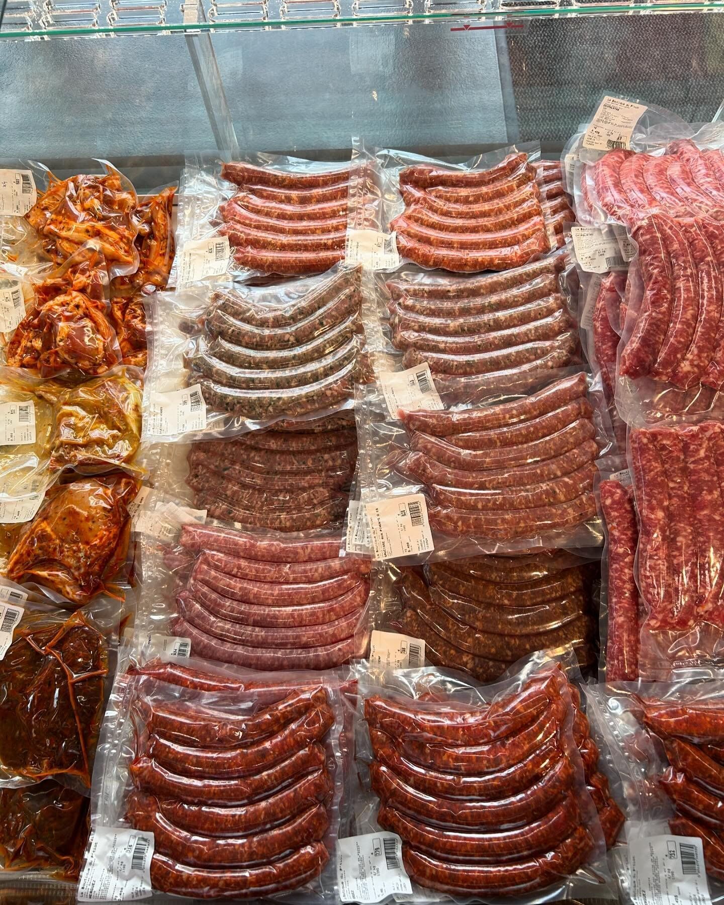 Produits exposés dans la boutique : saucisses et poulet.