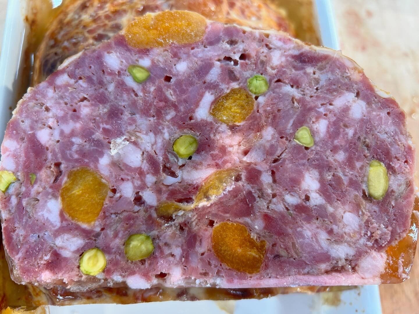 Une terrine de canard au pistache et à l’abricot.