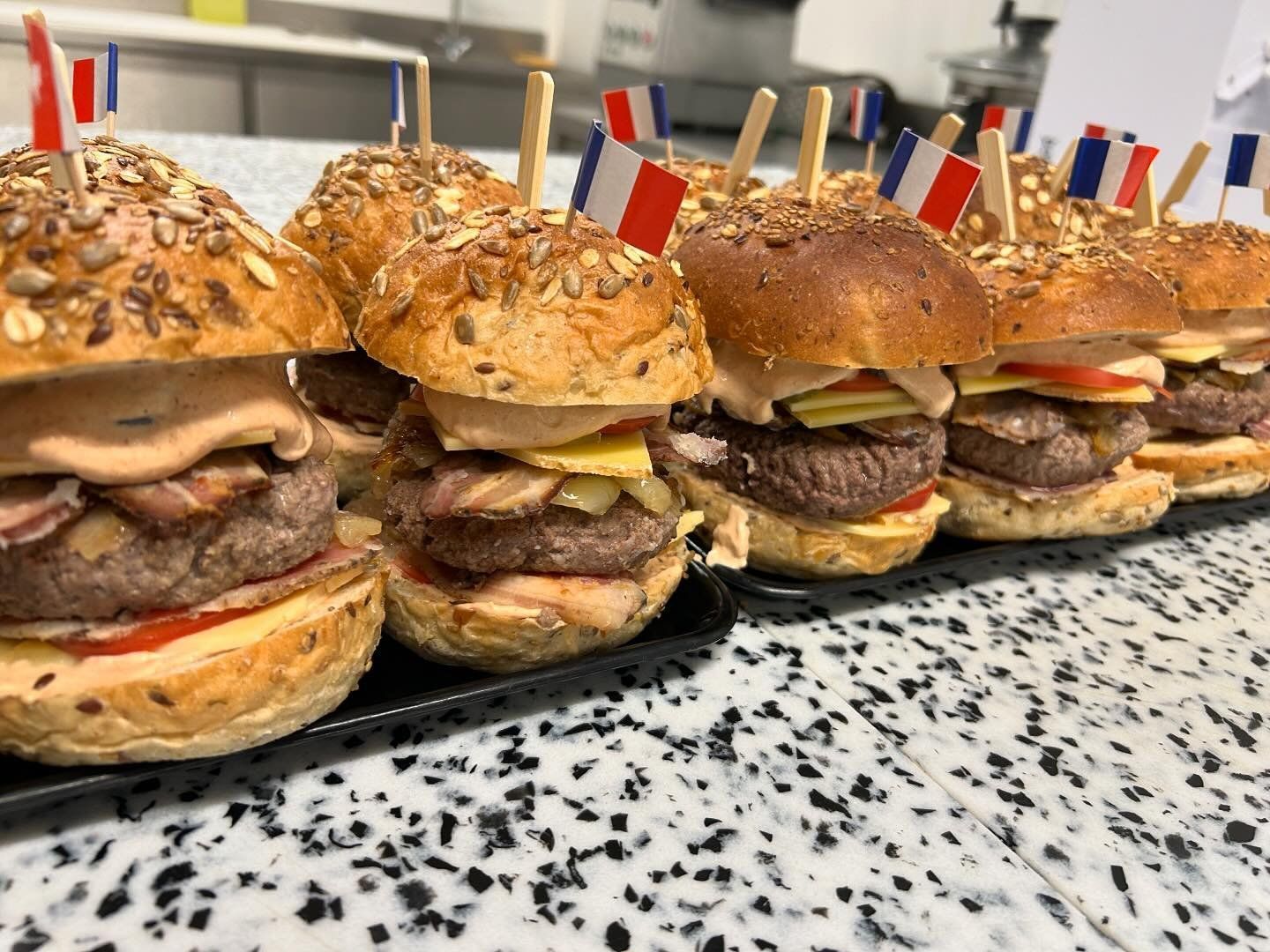Plusieurs burgers.