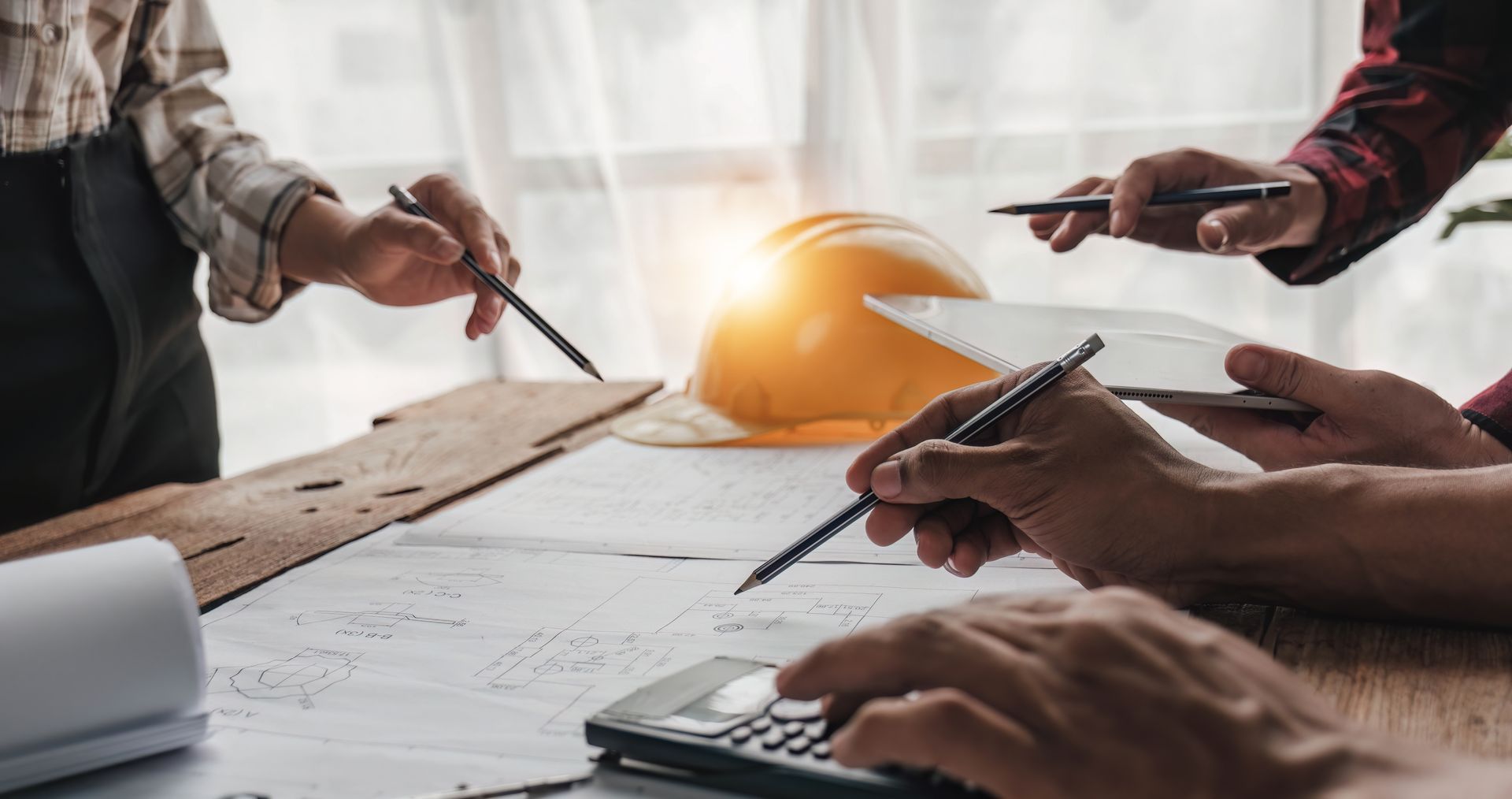 Plans de construction et casque jaune