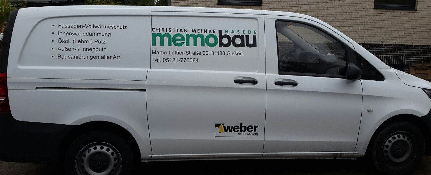 Weißer Lieferwagen mit den Logos „memobau“ und „Weber“.