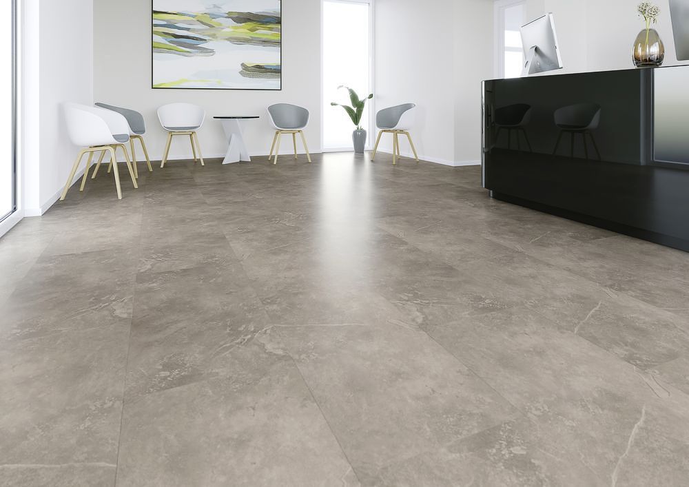 ein Wohnzimmer mit einem grauen Bodenbelag und Stühlen - Bodenbeläge von Koke Raumausstattung - Tobias Liebrand - vor Ort in Senden und Lüdinghausen