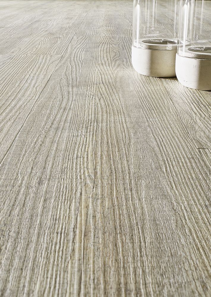 Zwei Gläser stehen auf einem Holzboden - Bodenbeläge von Koke Raumausstattung - Tobias Liebrand - vor Ort in Senden und Lüdinghausen