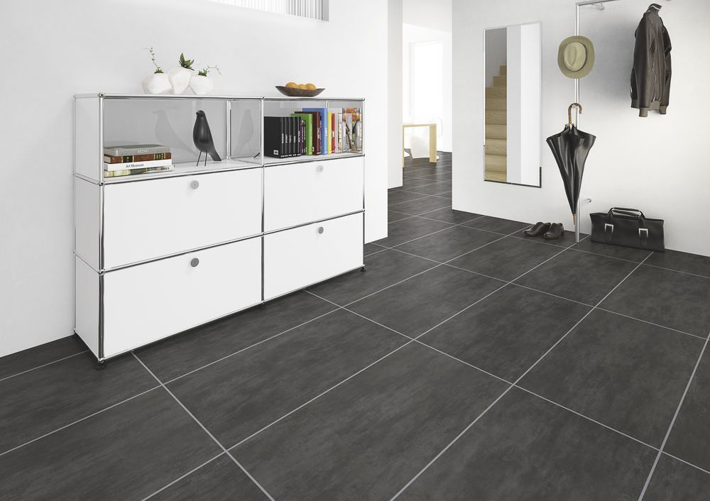 ein Flur mit einem weißen Schrank und einem schwarzen Fliesenboden - Bodenbeläge von Koke Raumausstattung - Tobias Liebrand - vor Ort in Senden und Lüdinghausen