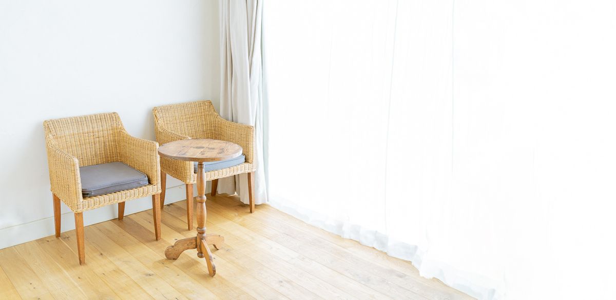 ein Wohnzimmer mit zwei Stühlen und einem Tisch - Bodenbeläge von Koke Raumausstattung - Tobias Liebrand - vor Ort in Senden und Lüdinghausen