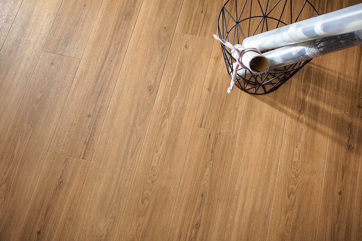 ein Korb mit Kerzen liegt auf einem Holzboden - Bodenbeläge von Koke Raumausstattung - Tobias Liebrand - vor Ort in Senden und Lüdinghausen