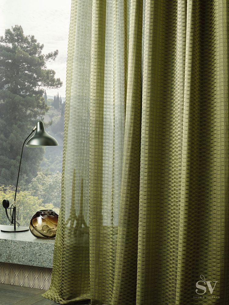 ein Fenster mit grünen Vorhängen und einer Lampe davor - Gardinen von Koke Raumausstattung - Tobias Liebrand - vor Ort in Senden und Lüdinghausen