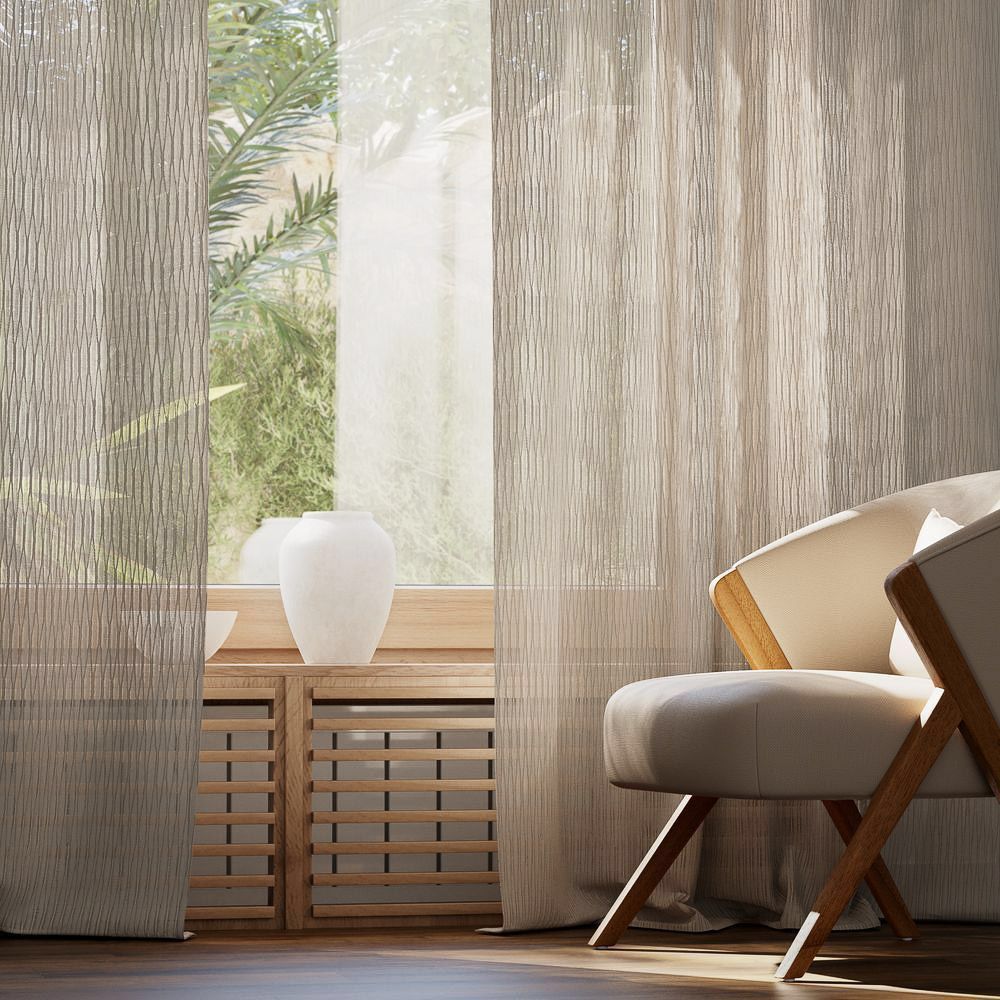 ein Stuhl sitzt vor einem Fenster mit Vorhängen - Gardinen von Koke Raumausstattung - Tobias Liebrand - vor Ort in Senden und Lüdinghausen