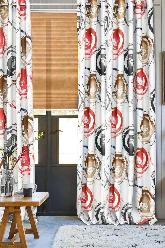 ein Wohnzimmer mit roten und schwarzen Vorhängen und einem Holztisch - Gardinen von Koke Raumausstattung - Tobias Liebrand - vor Ort in Senden und Lüdinghausen