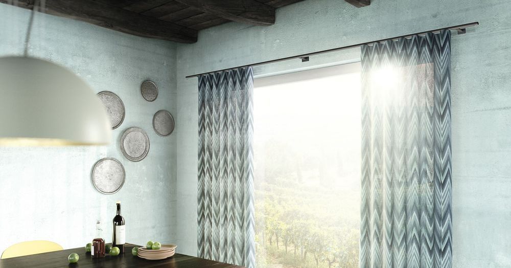 ein Esszimmer mit einem Tisch und einer Flasche Wein - Gardinen von Koke Raumausstattung - Tobias Liebrand - vor Ort in Senden und Lüdinghausen