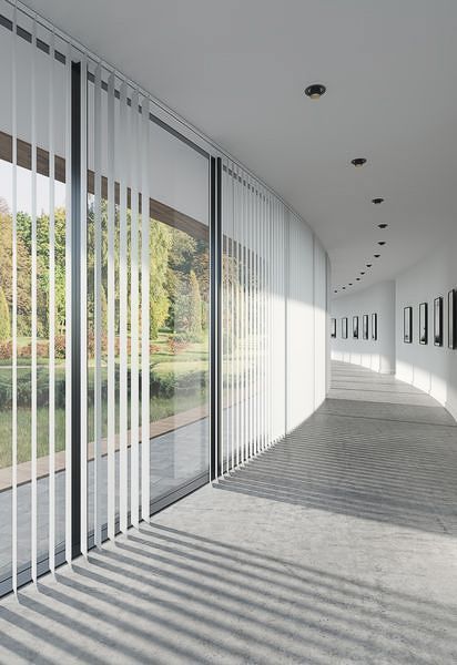 ein langer Flur mit vielen Fenstern und Jalousien - Sonnenschutz von Koke Raumausstattung - Tobias Liebrand - vor Ort in Senden und Lüdinghausen