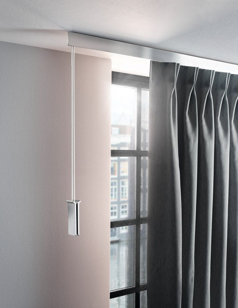 ein grauer Vorhang hängt an der Decke neben einem Fenster - Gardinen von Koke Raumausstattung - Tobias Liebrand - vor Ort in Senden und Lüdinghausen