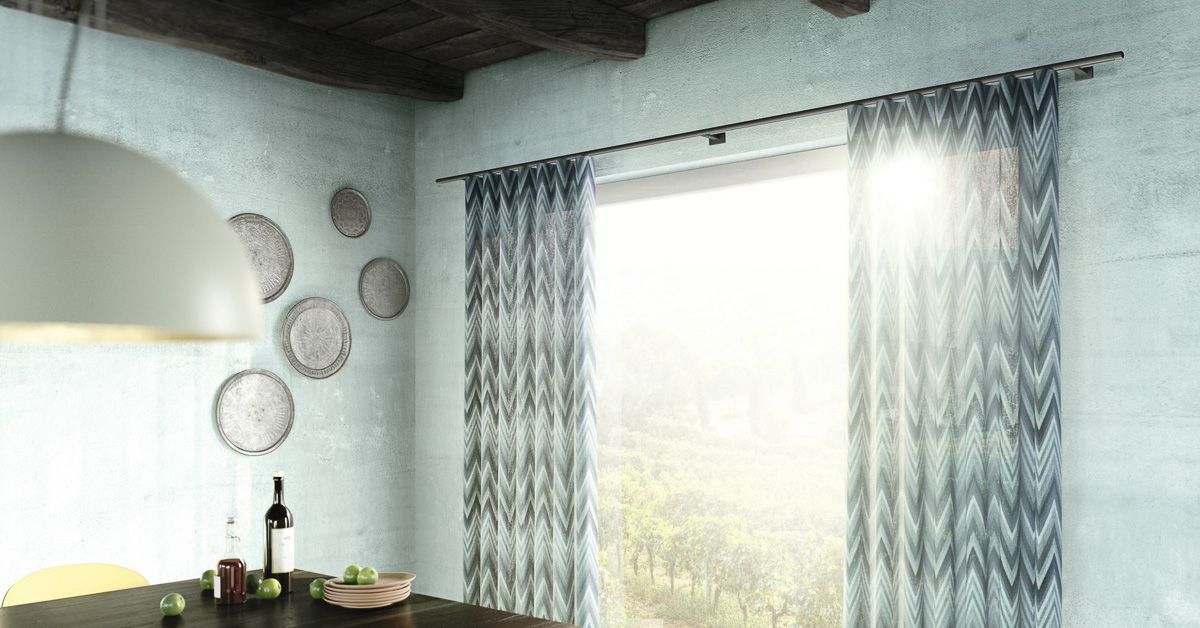 ein Esszimmer mit einem Tisch und einer Flasche Wein - Gardinen von Koke Raumausstattung - Tobias Liebrand - vor Ort in Senden und Lüdinghausen