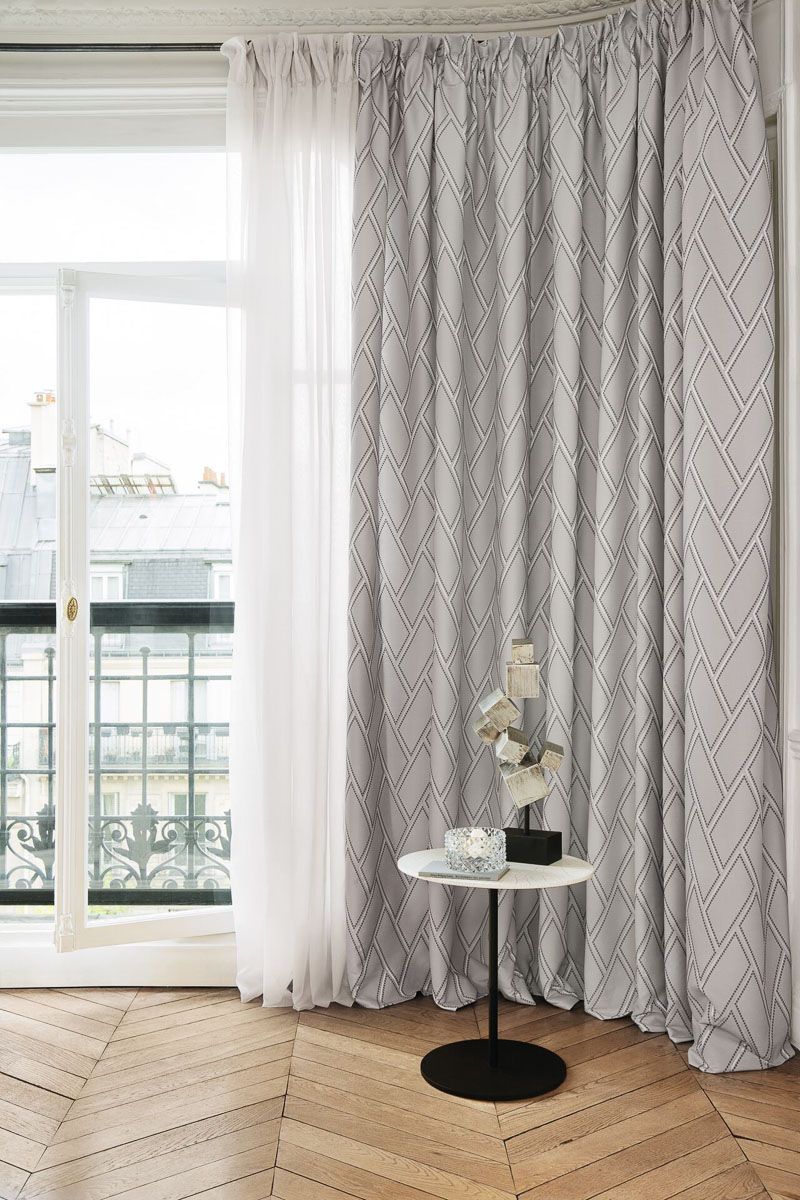 ein Wohnzimmer mit weißen Vorhängen und einem kleinen Tisch - Gardinen von Koke Raumausstattung - Tobias Liebrand - vor Ort in Senden und Lüdinghausen