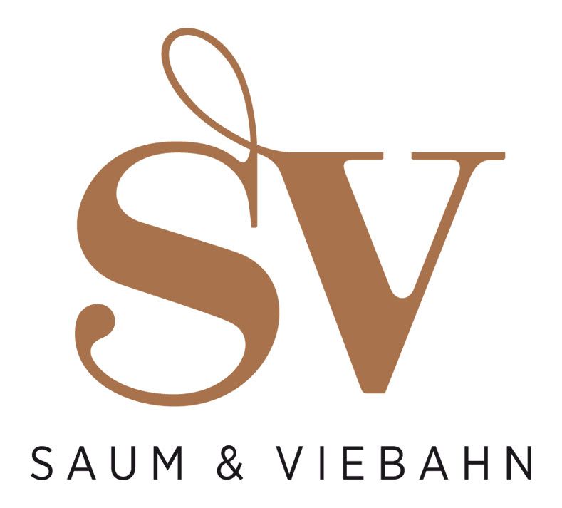 ein Logo für saum & viebahn mit einem braunen Buchstaben sv - Partner und Hersteller von Koke Raumausstattung - Tobias Liebrand - vor Ort in Senden und Lüdinghausen