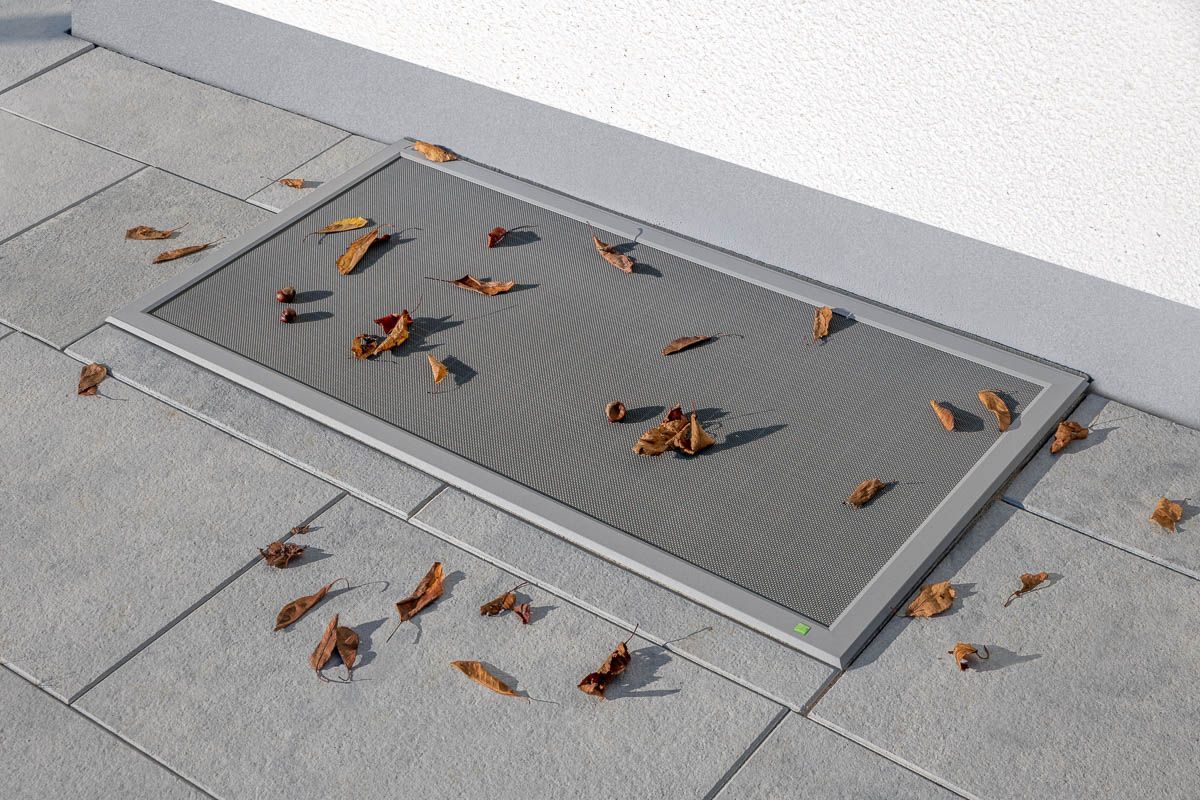 ein Fenstergitter mit Blättern darauf sitzt auf einem Bürgersteig - Insektenschutz von Koke Raumausstattung - Tobias Liebrand - vor Ort in Senden und Lüdinghausen