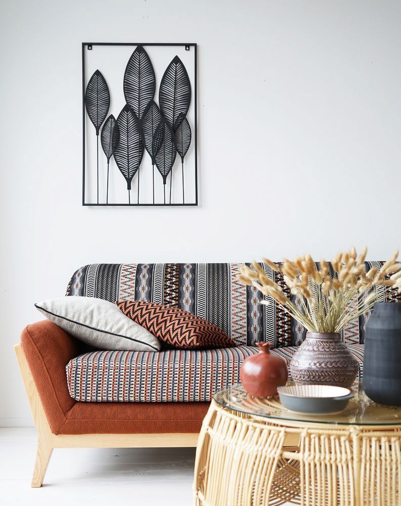 ein Wohnzimmer mit einer Couch , einem Tisch und einem Gemälde an der Wand  - Polsterei von Koke Raumausstattung - Tobias Liebrand - vor Ort in Senden und Lüdinghausen