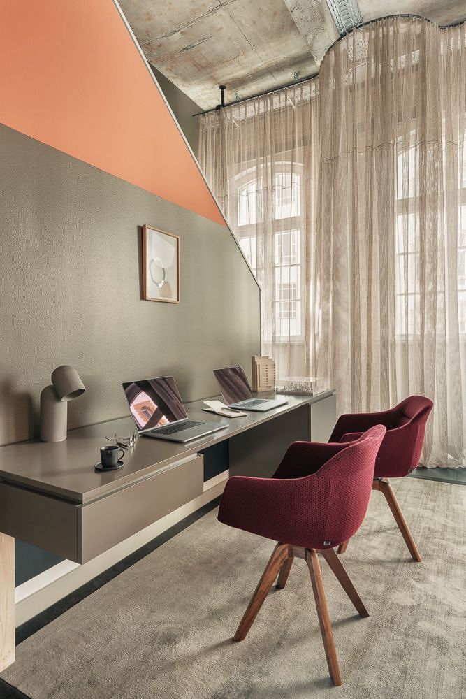 ein kleines Büro mit einem Schreibtisch und zwei Stühlen - Polsterei von Koke Raumausstattung - Tobias Liebrand - vor Ort in Senden und Lüdinghausen