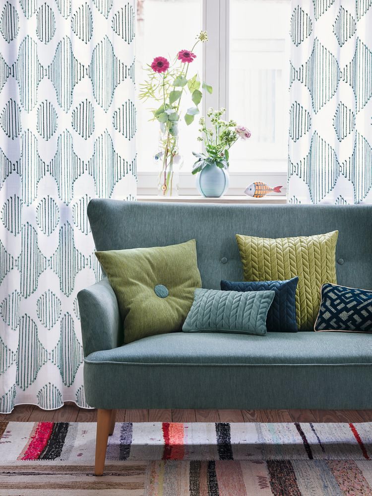 ein Wohnzimmer mit einer Couch und vielen Kissen - Polsterei von Koke Raumausstattung - Tobias Liebrand - vor Ort in Senden und Lüdinghausen