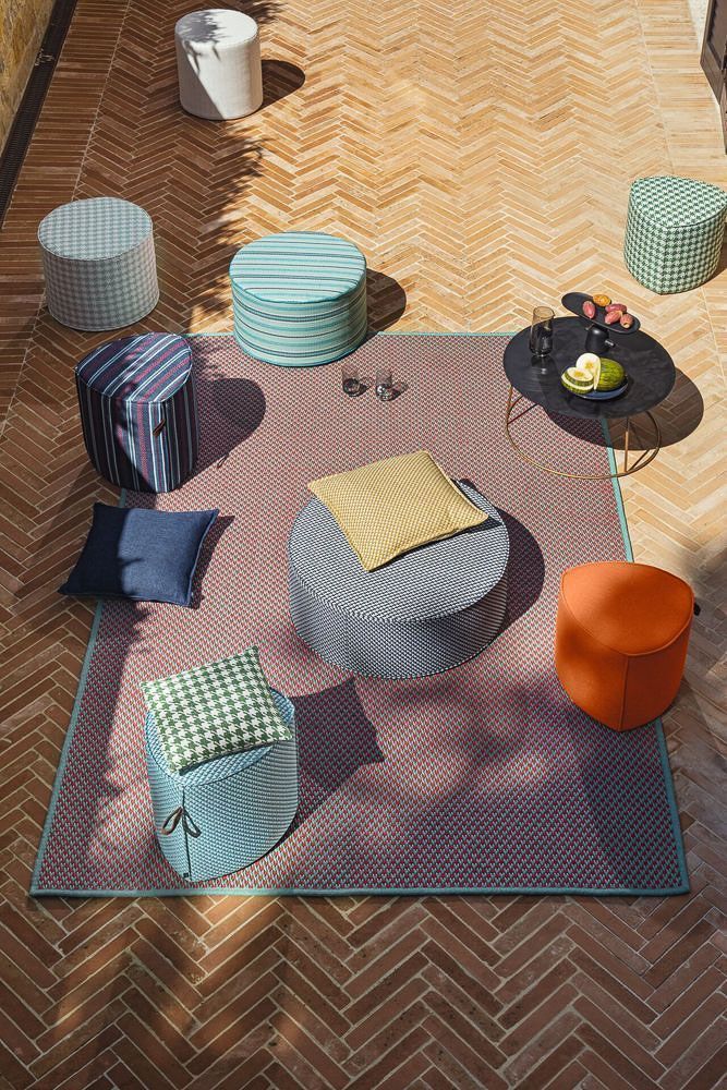 eine Gruppe von Stühlen und Kissen auf einem Teppich auf einem Holzboden - Polsterei von Koke Raumausstattung - Tobias Liebrand - vor Ort in Senden und Lüdinghausen