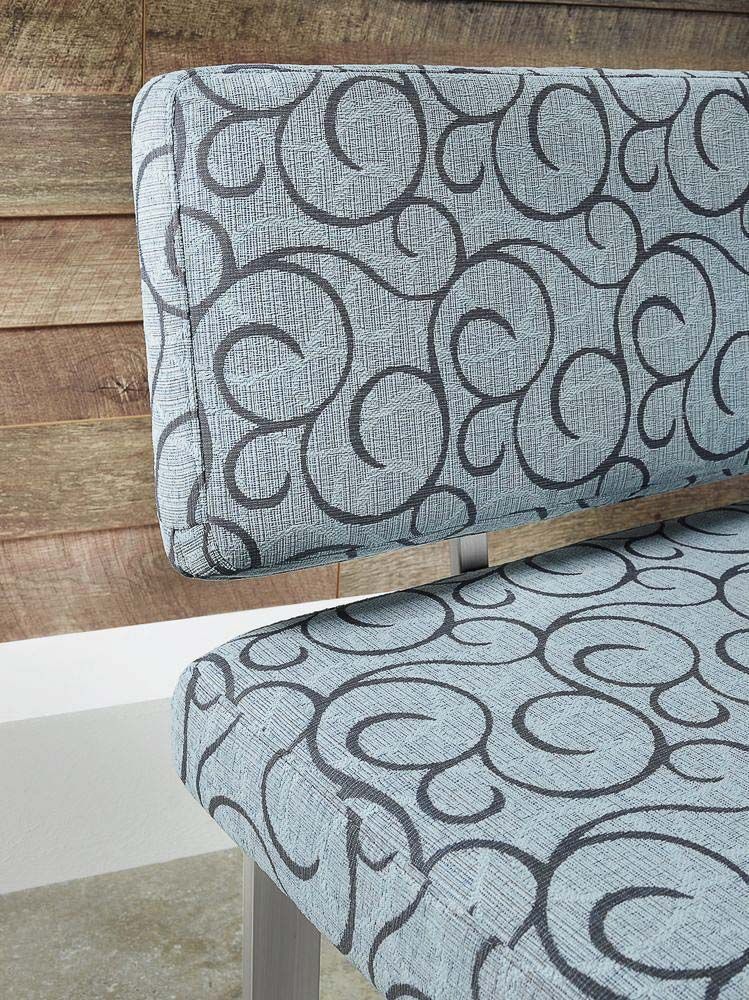 ein Stuhl mit einem Muster darauf sitzt auf einem Holztisch - Polsterei von Koke Raumausstattung - Tobias Liebrand - vor Ort in Senden und Lüdinghausen