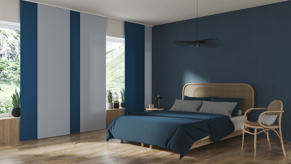 ein Schlafzimmer mit blauen Wänden , einem Bett und einem Stuhl - Sonnenschutz von Koke Raumausstattung - Tobias Liebrand - vor Ort in Senden und Lüdinghausen