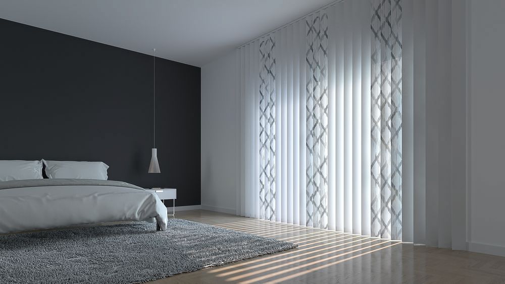 ein Schlafzimmer mit einem Bett , einem Teppich und vertikalen Vorhängen - Sonnenschutz von Koke Raumausstattung - Tobias Liebrand - vor Ort in Senden und Lüdinghausen