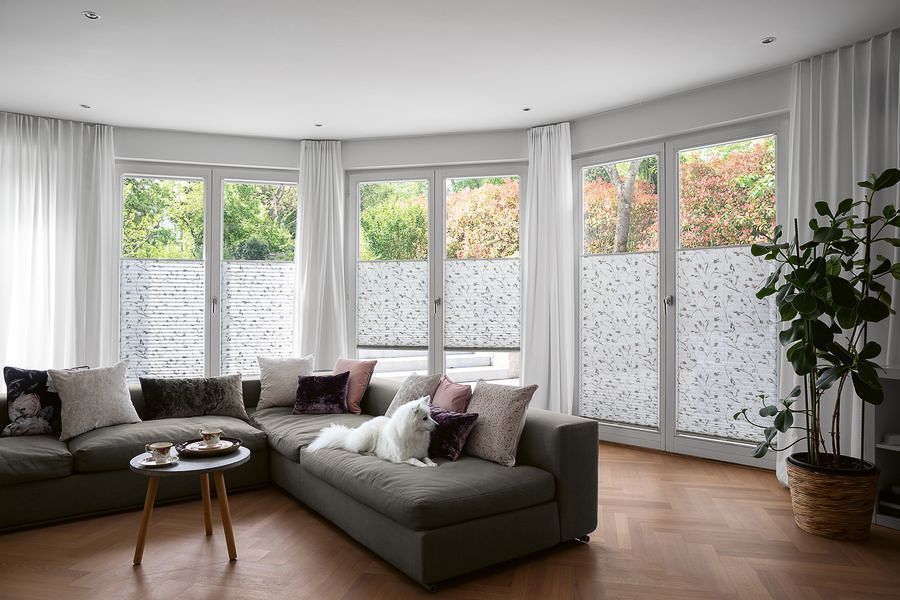 ein Wohnzimmer mit einem großen Couchtisch und vielen Fenstern - Sonnenschutz von Koke Raumausstattung - Tobias Liebrand - vor Ort in Senden und Lüdinghausen