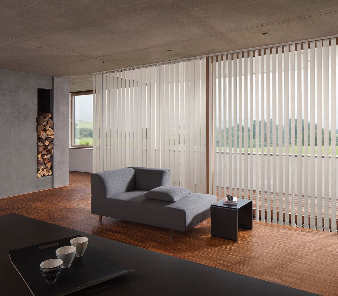 ein Wohnzimmer mit einer Couch und einem Tisch - Sonnenschutz von Koke Raumausstattung - Tobias Liebrand - vor Ort in Senden und Lüdinghausen