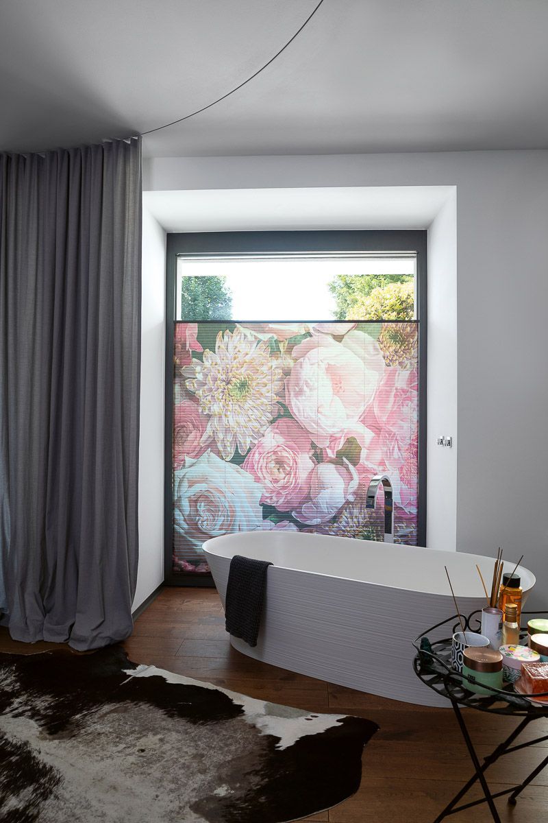 ein Badezimmer mit einer Badewanne und einem Fenster mit einem Gemälde von Blumen darauf - Sonnenschutz von Koke Raumausstattung - Tobias Liebrand - vor Ort in Senden und Lüdinghausen