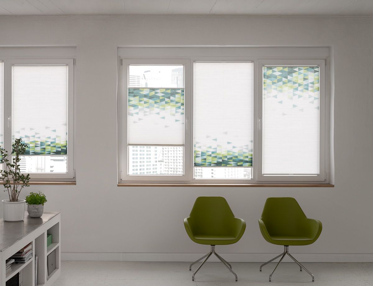 ein Wohnzimmer mit zwei grünen Stühlen und zwei Fenstern - Sonnenschutz von Koke Raumausstattung - Tobias Liebrand - vor Ort in Senden und Lüdinghausen