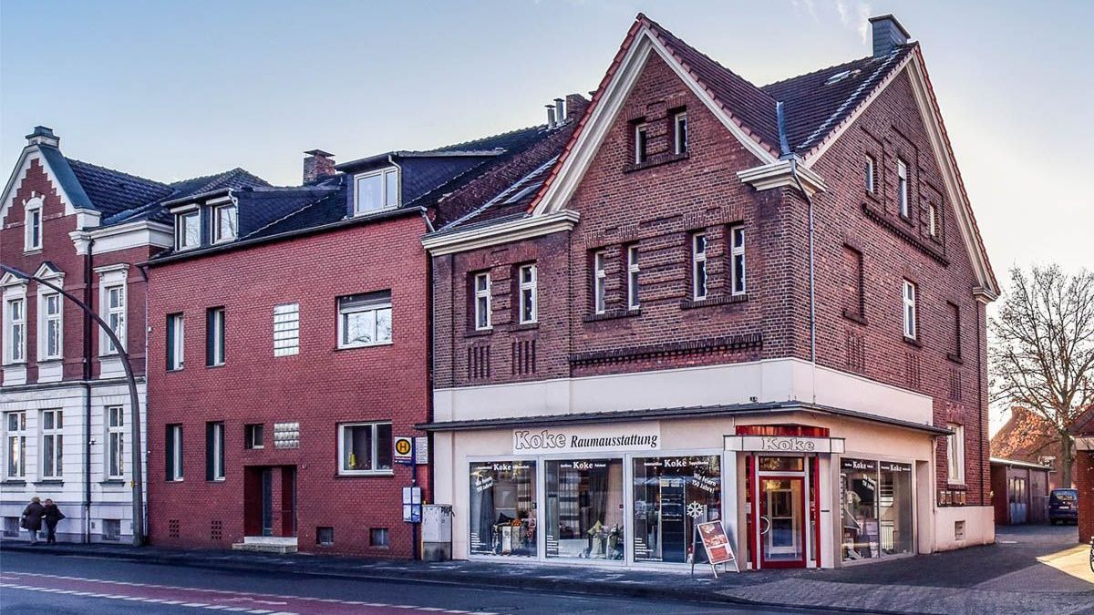 ein großes Backsteingebäude mit vielen Fenstern an der Ecke einer Straße - Standorte der Koke Raumausstattung - Tobias Liebrand - vor Ort in Senden und Lüdinghausen