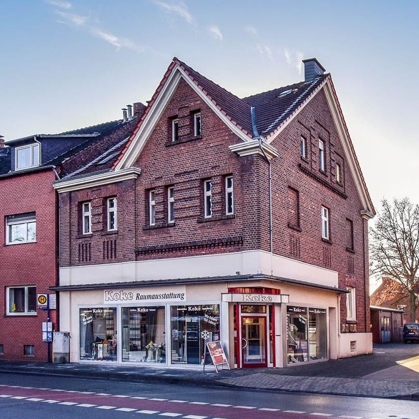 ein großes Backsteingebäude mit einem Geschäft in der Ecke - Standorte der Koke Raumausstattung - Tobias Liebrand - vor Ort in Senden und Lüdinghausen