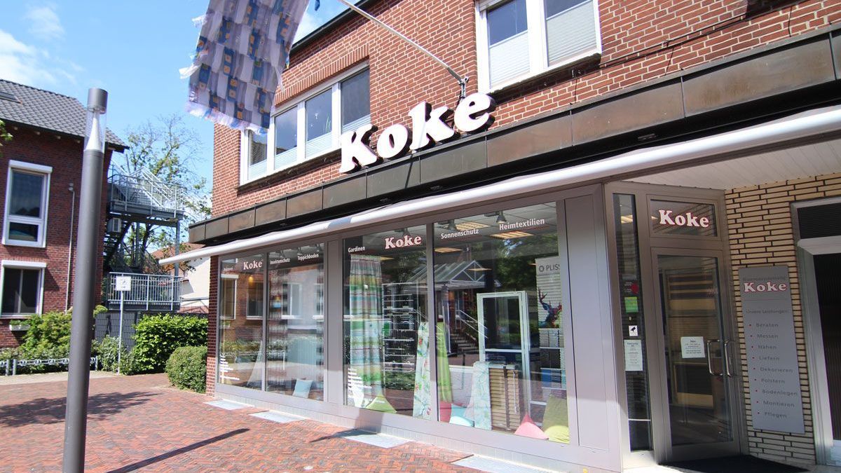 die Vorderseite eines roten Backsteingebäudes mit dem Wort koke darauf - Standorte der Koke Raumausstattung - Tobias Liebrand - vor Ort in Senden und Lüdinghausen