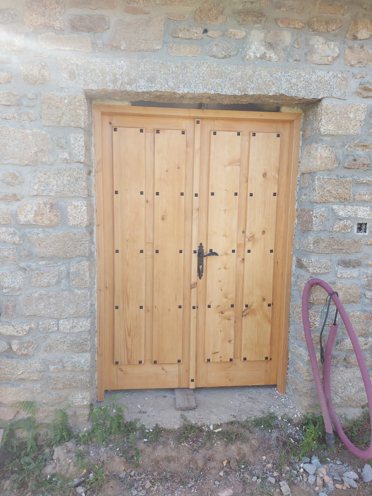 Puerta bodega hecha en madera pino en rustico Parte exterior