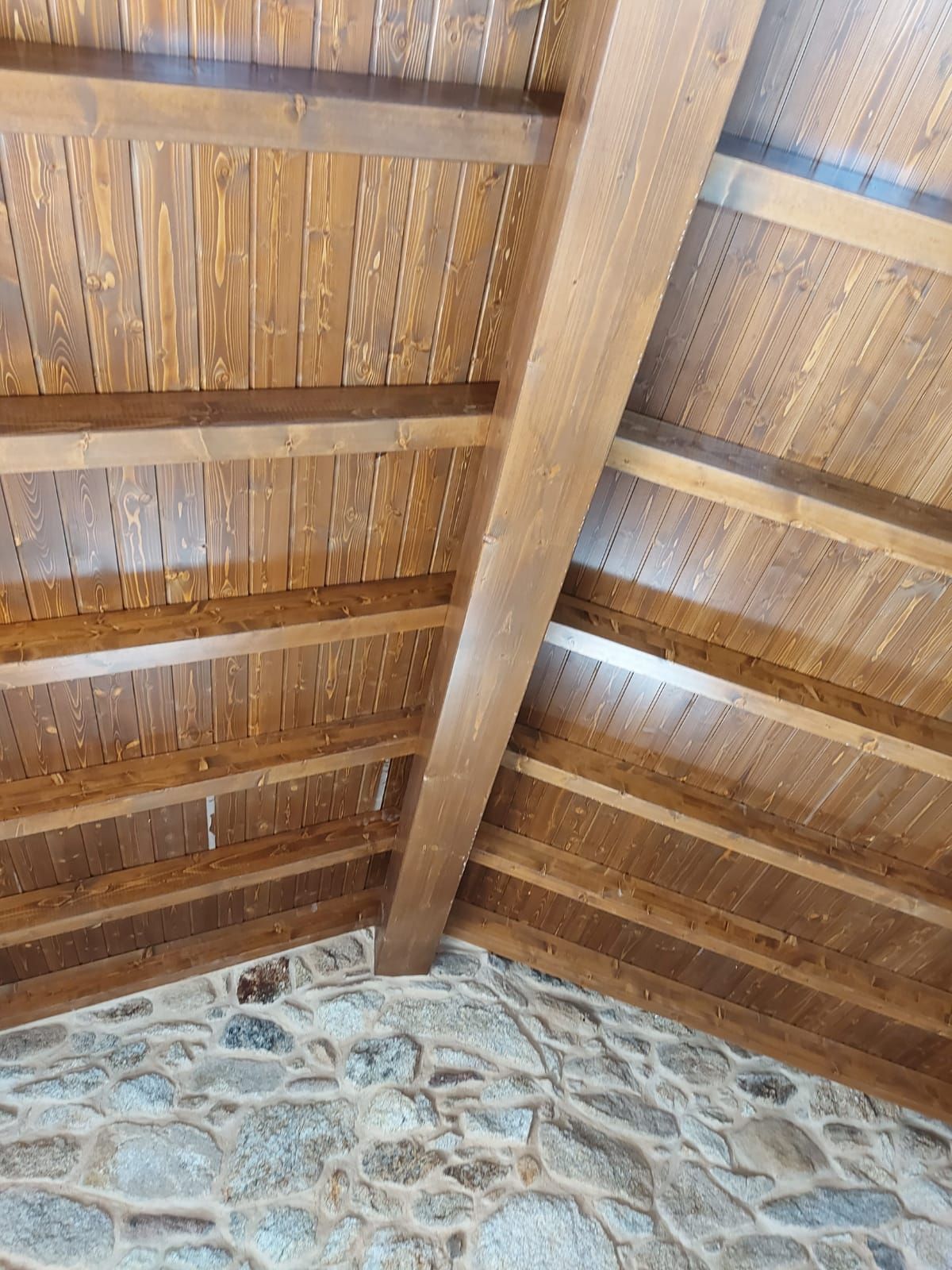 Armazón de tejado, cubierta y alero
