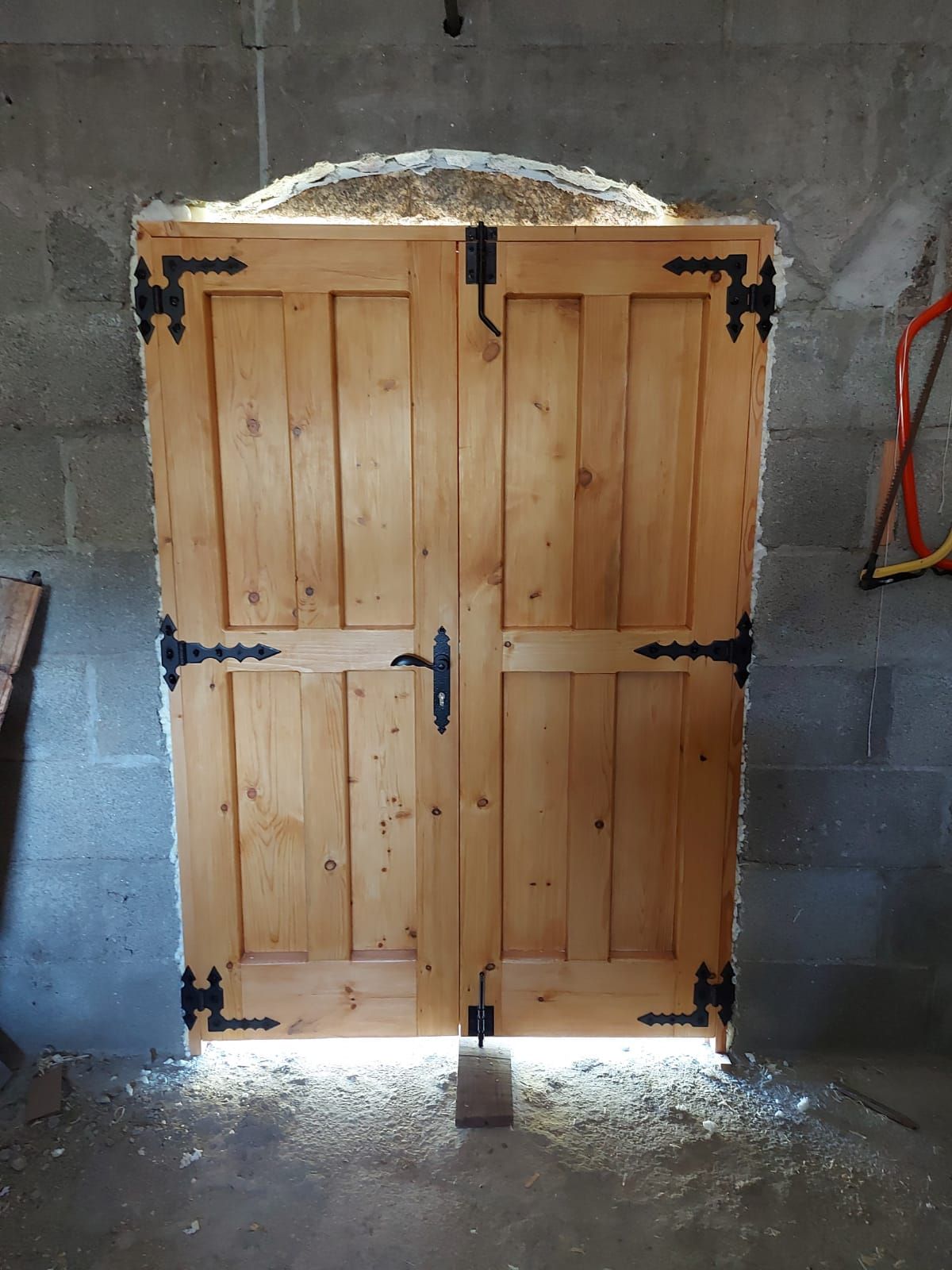 Puerta bodega hecha en madera pino en rustico Parte interior